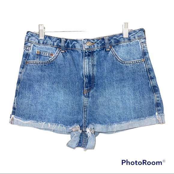 TOPSHOP CUTOFF DENIM MOM SHORTS SIZE 8.(fits like 6-8) MIDWASH BLUE, RAW HEM. - Picture 3 of 6